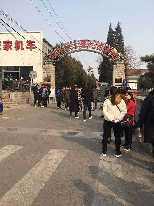 二級(jí)建造師報(bào)名審核現(xiàn)場—北京海淀區(qū)人事考試中心
